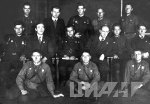 Руководство ЦИАМ с воинами подшефной части, 1943 год