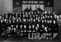 Маршал С.М. Буденный с работниками ЦИАМ, награжденными медалью «За оборону Москвы», 1943 год